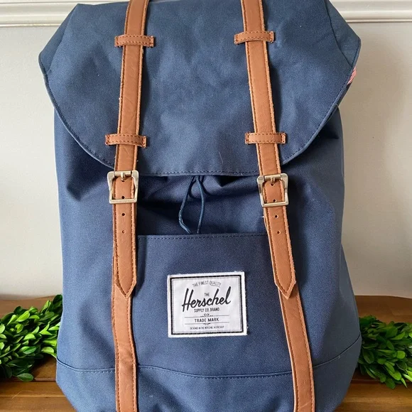 Hershel retreat back pack. 19.5L. Navy blue.